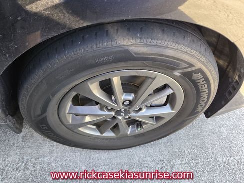 Used 2023 Kia Carnival LX FWD image 9