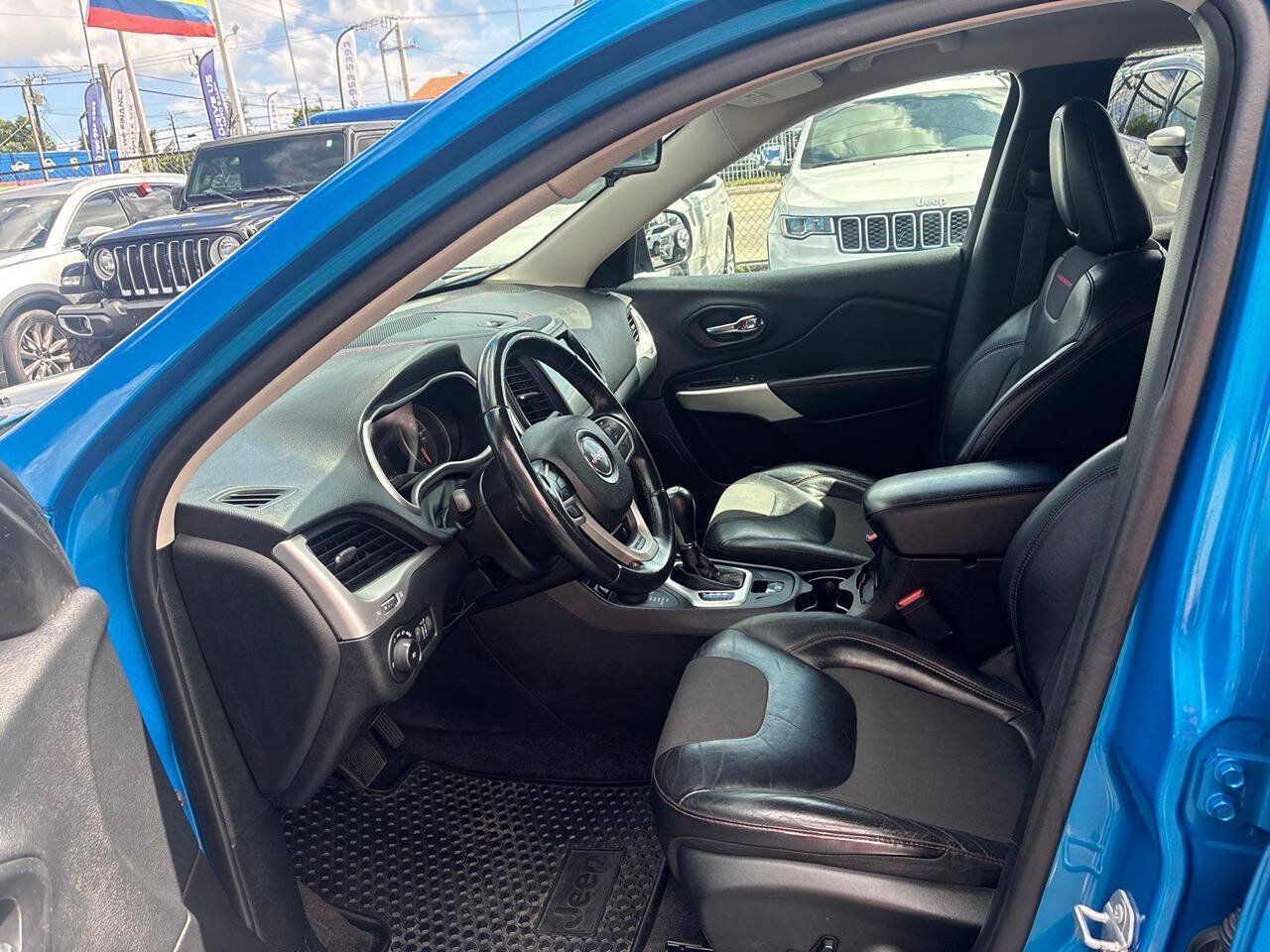 Used 2018 Jeep Cherokee Trailhawk AWD/4WD image 8