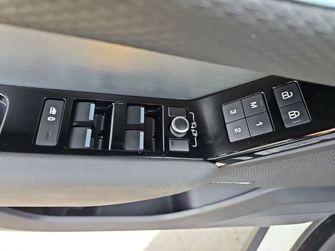 Used 2023 Land Rover Range Rover Velar R-Dynamic S image 32