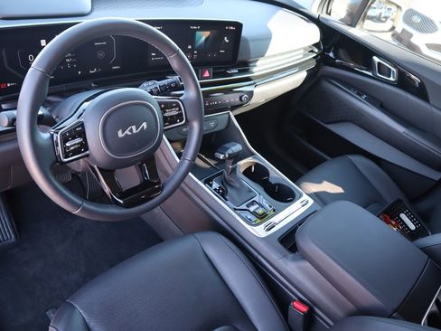 Used 2025 Kia Carnival SX Prestige image 9