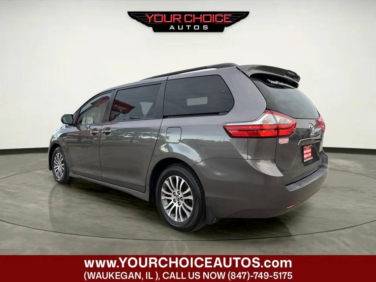Used 2018 Toyota Sienna XLE w/ XLE Navigation Package FWD image 3
