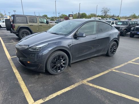 Used 2024 Tesla Model Y Long Range AWD/4WD image 3