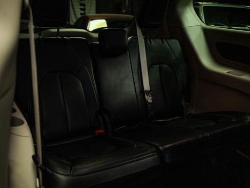 Used 2023 Chrysler Pacifica Touring-L FWD image 11