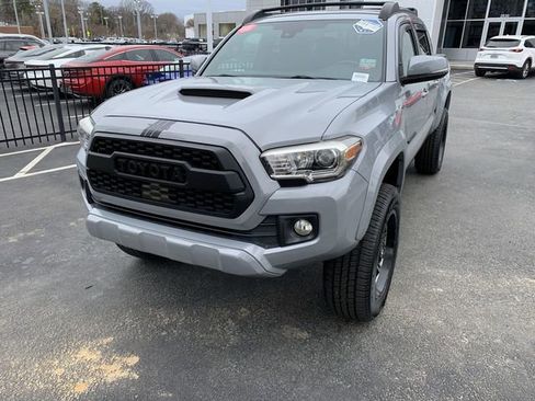 Used 2018 Toyota Tacoma TRD Sport image 4