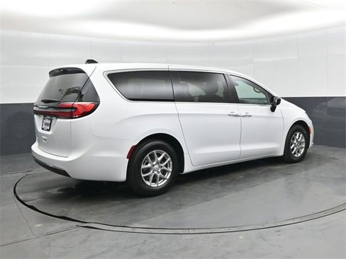 New 2026 Chrysler Pacifica Select image 4