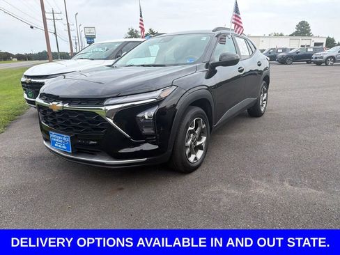 Used 2025 Chevrolet Trax LT FWD image 2