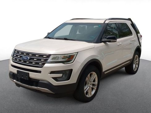 Used 2017 Ford Explorer XLT w/ XLT Technology Feature Bundle AWD/4WD image 4