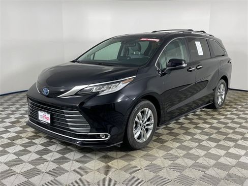 Used 2023 Toyota Sienna Limited image 1