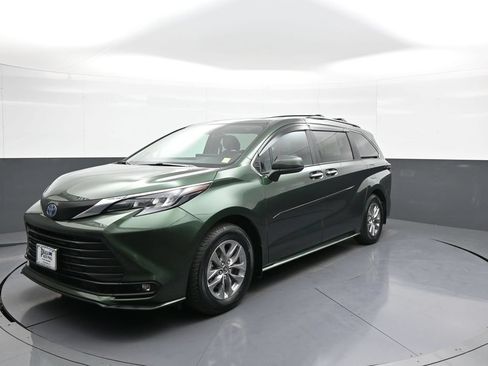 Certified 2025 Toyota Sienna XLE w/ XLE Plus Package AWD/4WD image 1