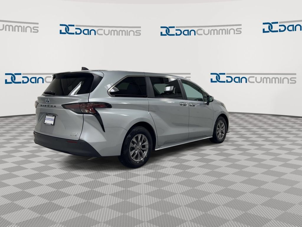 Used 2023 Toyota Sienna XLE AWD/4WD image 8