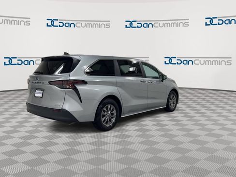 Used 2023 Toyota Sienna XLE AWD/4WD image 8