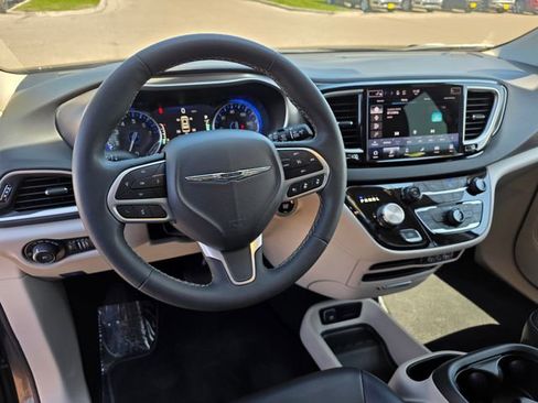 Used 2023 Chrysler Pacifica Touring-L FWD image 17