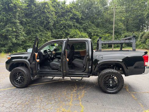 Used 2017 Toyota Tacoma SR5 w/ Tow Package RWD image 25