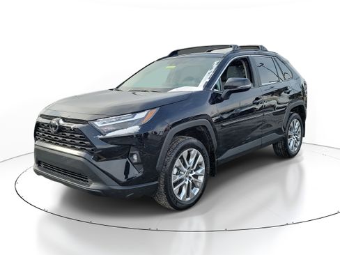 Used 2023 Toyota RAV4 XLE Premium image 2
