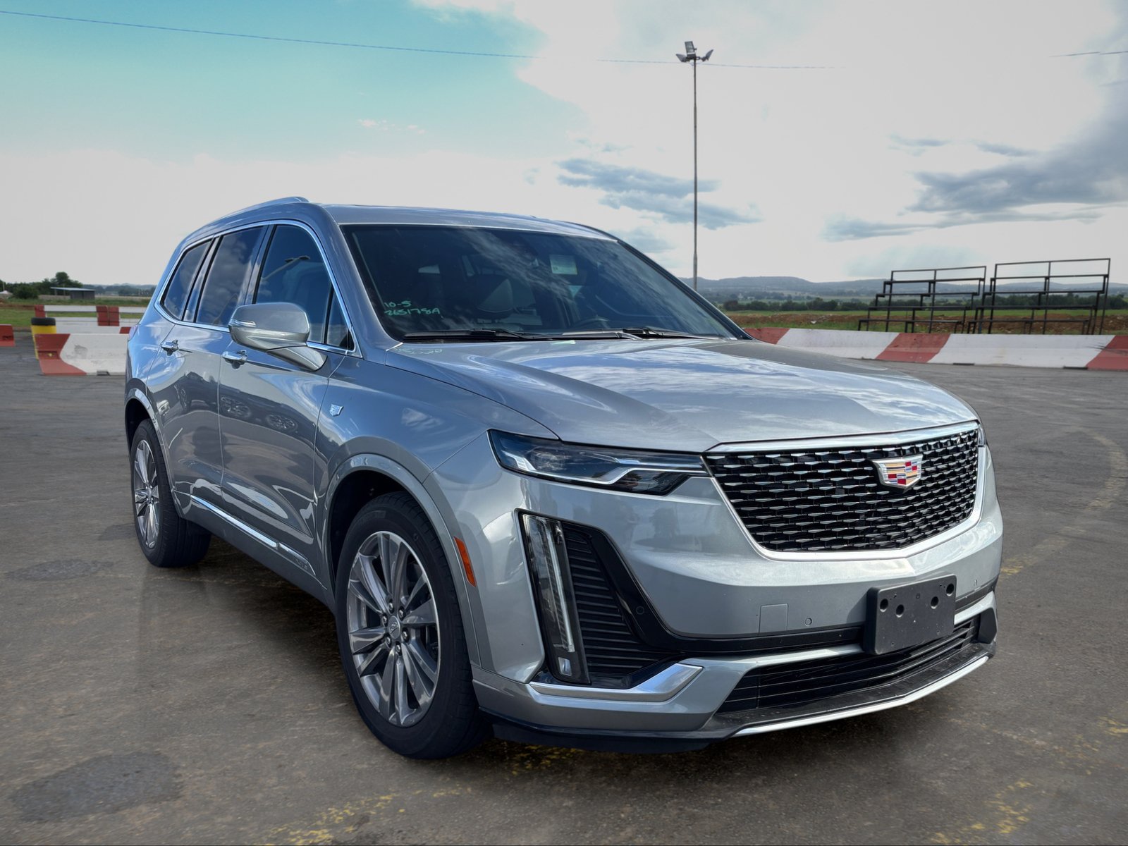 Used 2025 Cadillac XT6 Premium Luxury FWD image 2