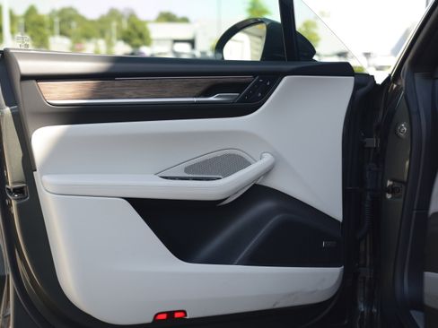 Certified 2025 Porsche Macan 4S Electric AWD/4WD image 13