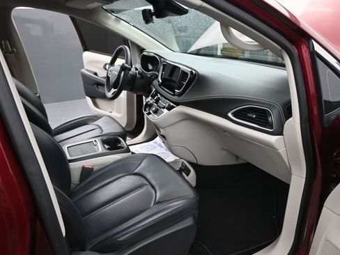 Used 2023 Chrysler Pacifica Touring-L AWD/4WD image 21