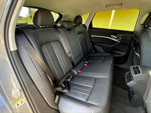 Used 2021 Audi e-tron Premium Plus w/ Premium Plus Package image 21