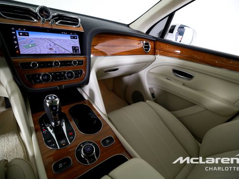 Used 2023 Bentley Bentayga Plug-In Hybrid image 15