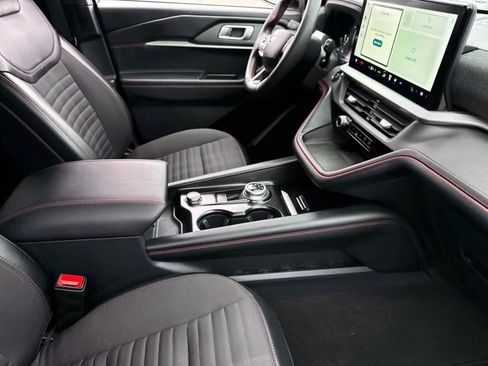 Used 2025 Ford Explorer ST-Line w/ ST-Line Street Pack image 9