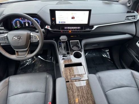 Used 2025 Toyota Sienna Limited AWD/4WD image 14