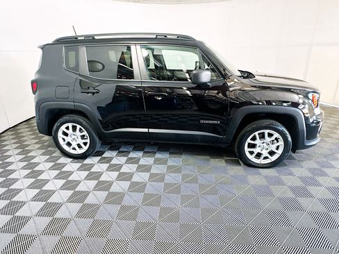 Used 2022 Jeep Renegade Latitude AWD/4WD image 2