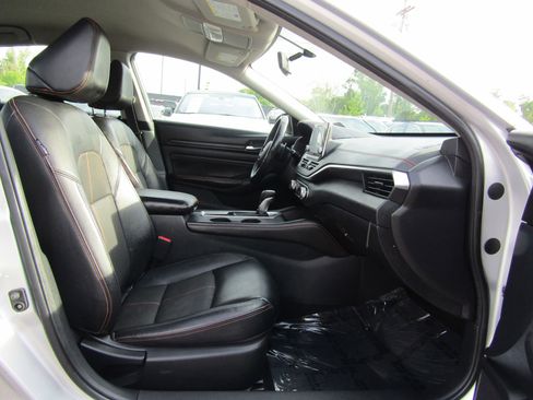 Used 2019 Nissan Altima 2.5 SR FWD image 11