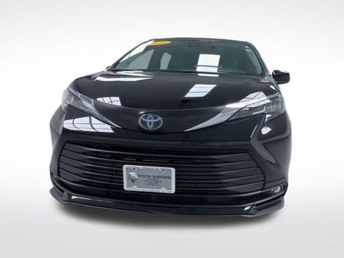 Certified 2025 Toyota Sienna XLE w/ XLE Plus Package AWD/4WD image 3