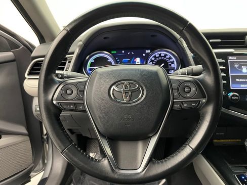 Used 2020 Toyota Camry XLE image 12