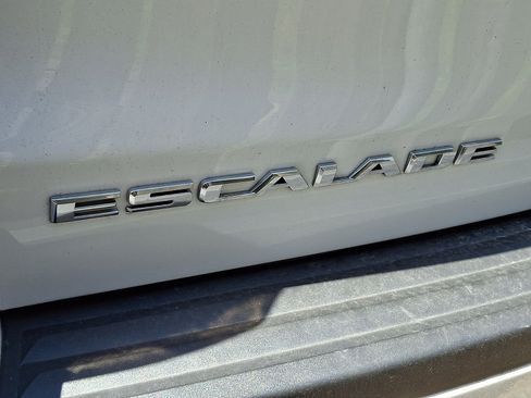 Used 2016 Cadillac Escalade Luxury AWD/4WD image 4