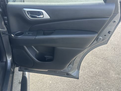 Used 2020 Nissan Pathfinder Platinum image 18