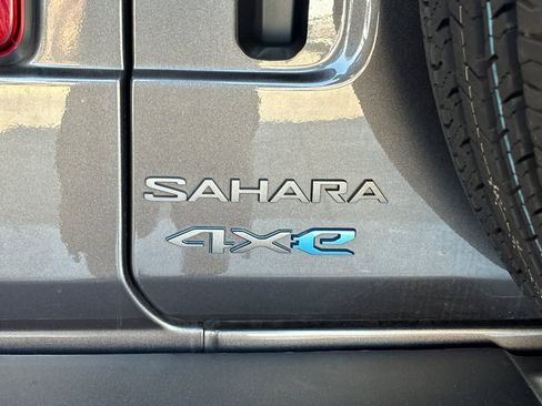 Used 2025 Jeep Wrangler Sahara image 13