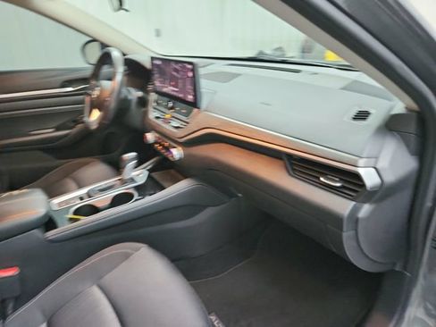 Used 2023 Nissan Altima 2.5 SV w/ SV Premium Package FWD image 35