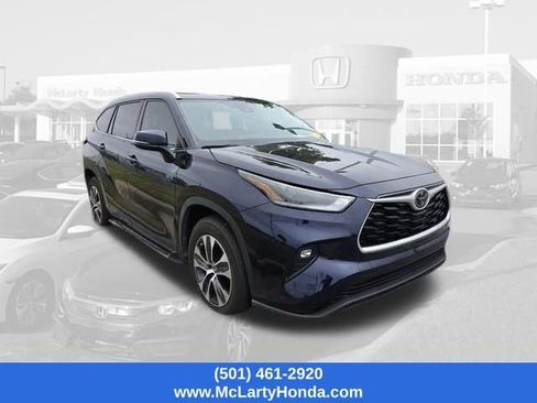 Used 2021 Toyota Highlander XLE FWD image 3
