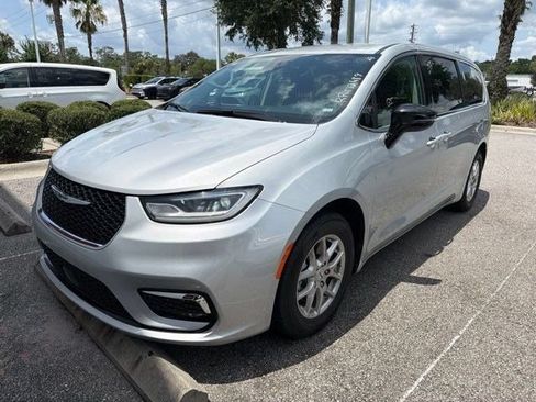 Used 2024 Chrysler Pacifica Touring-L FWD image 1