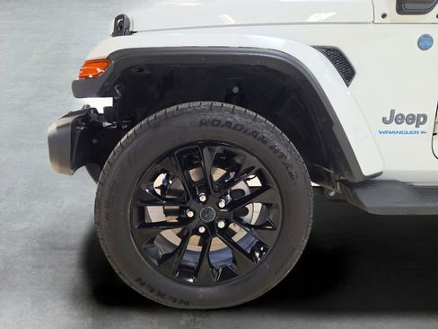 Used 2025 Jeep Wrangler Unlimited Sahara AWD/4WD image 25