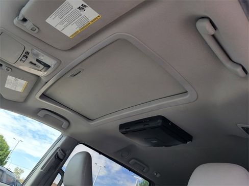 Used 2015 Toyota Sienna XLE image 10
