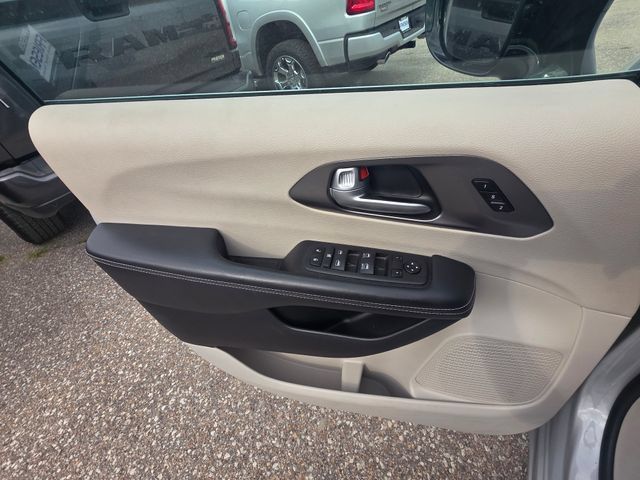 Used 2024 Chrysler Pacifica Touring-L FWD image 19