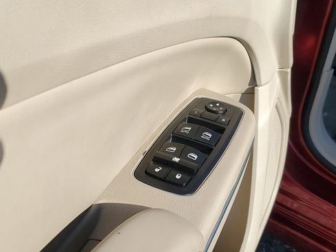 Used 2014 Chrysler 300 C image 18