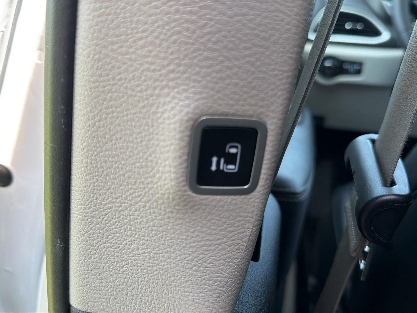Used 2024 Chrysler Pacifica Touring-L FWD image 11