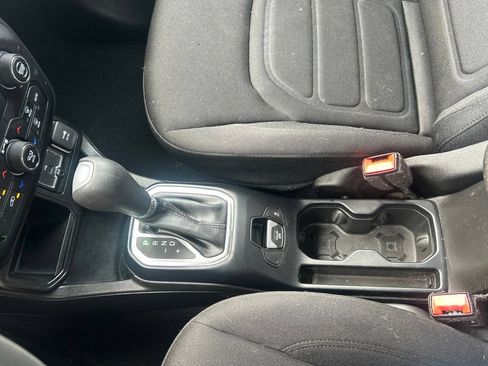 Used 2020 Jeep Renegade Latitude FWD image 32