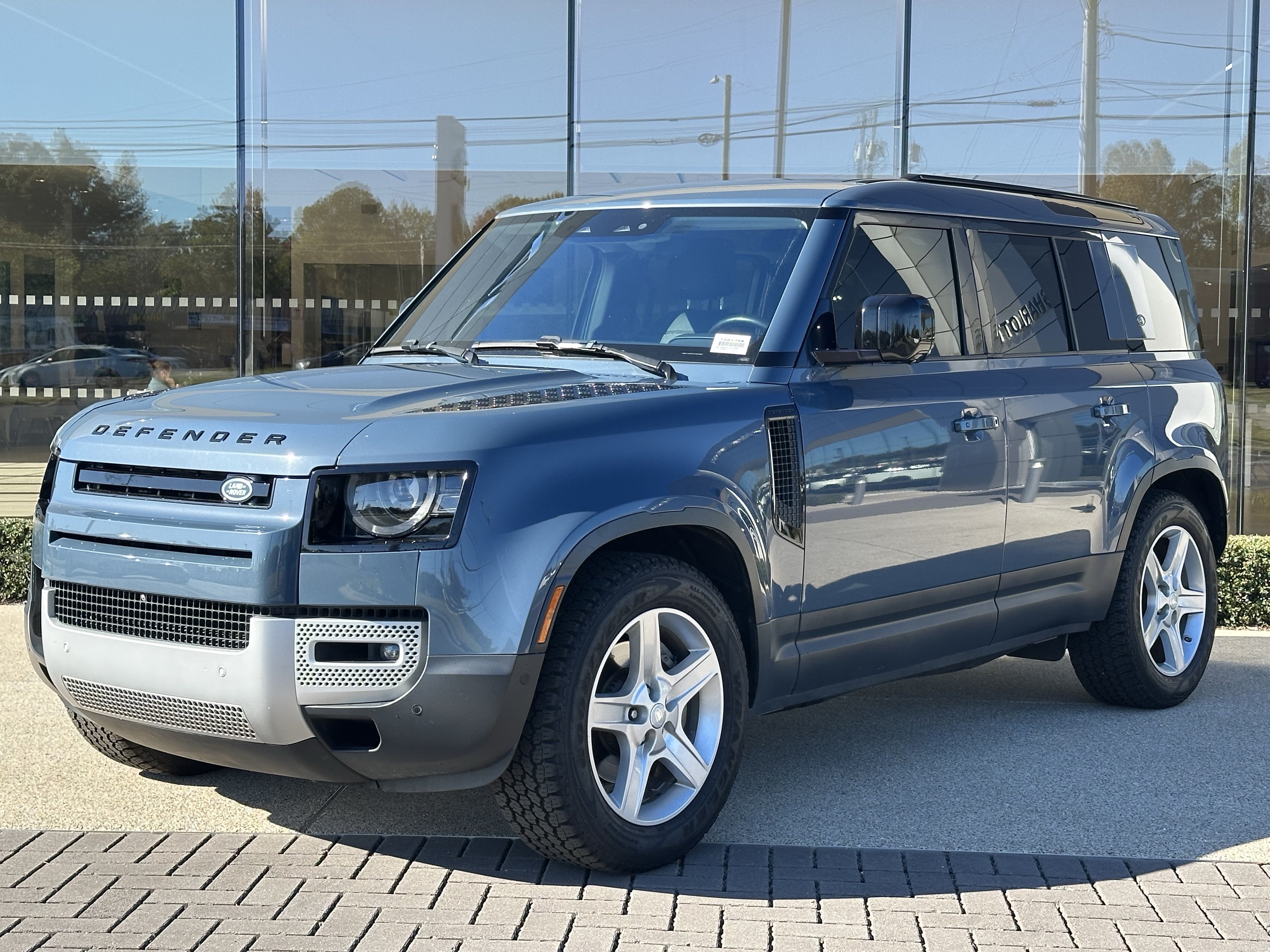 Used 2020 Land Rover Defender 110 HSE AWD/4WD image 2