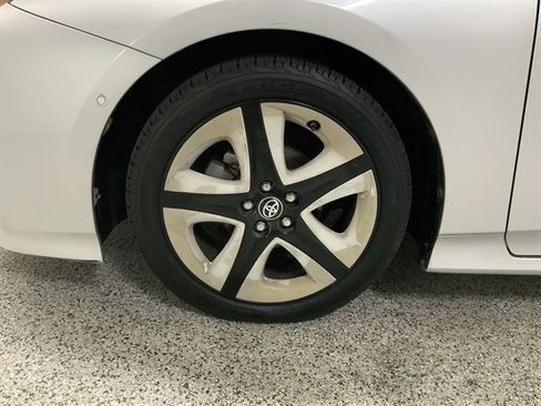 Used 2018 Toyota Prius Three image 9