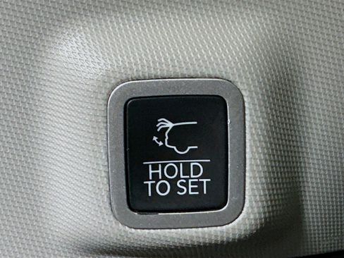 Used 2023 Jeep Grand Cherokee Limited image 30