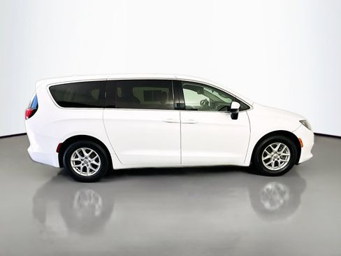 Used 2018 Chrysler Pacifica LX FWD image 8