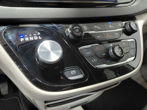 Certified 2024 Chrysler Pacifica Touring-L image 37