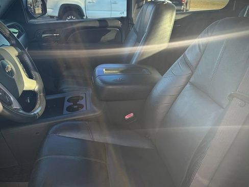 Used 2011 Chevrolet Avalanche LT w/ Luxury Package image 7