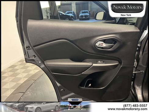 Used 2022 Jeep Cherokee Limited image 16