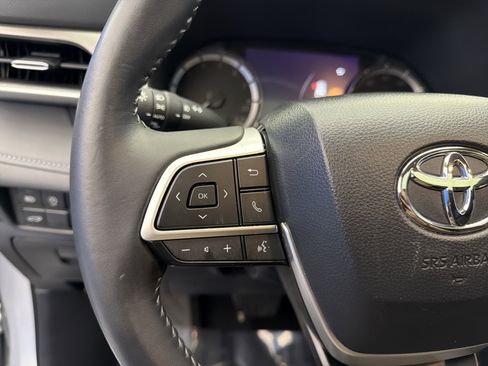 Used 2024 Toyota Highlander XLE image 16