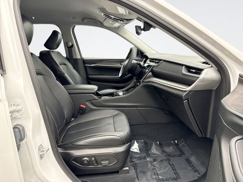 Used 2023 Jeep Grand Cherokee Limited image 18